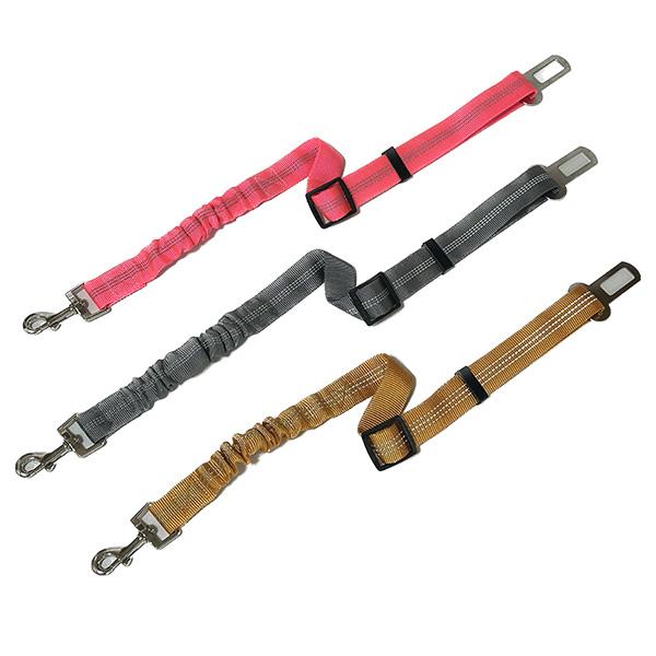 ペットのドライブの必需品　助手席、後部座席のシートベルトへ差し込むだけ窓からの飛び出しはもちろん、急発進急ブレーキ時の座席からの落下防止にも効果的衝撃吸収用のゴムが入っているので、ペットへの負担も少ないタイプです。お車の大きさにあわせて４５...