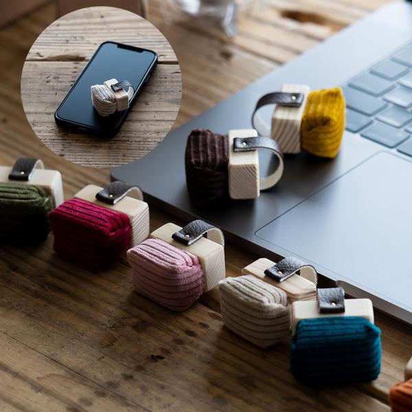 黒板消しが小さな手のひらサイズになりました。名前は「フクフク」こちらのミニサイズはわずか3.5ｃｍほどで、スマホなどの小さな画面のクリーナーとしてピッタリ。もちろん、本物の黒板消しとしてもお使いいただけます。石川県白山市の木材屋さんが不要に...