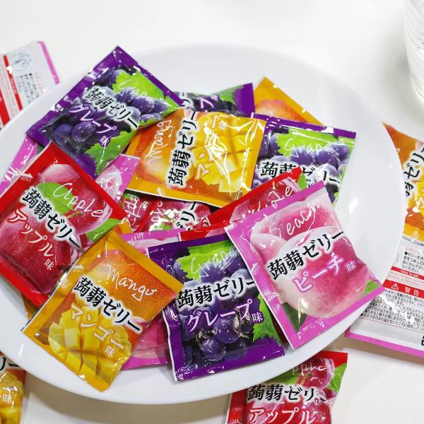 複数購入で割引実施中！4種のフルーツ こんにゃくゼリー 20個入り グレープ ピーチ アップル マンゴー 各5個【ヘルシーで満足感】4種のフルーツこんにゃくゼリーはヘルシーで美味しいスイーツとして多くの人々に親しまれています。こんにゃくゼリ...