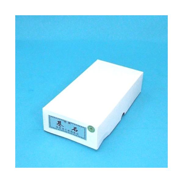 わずか約1mm厚いだけですがプラスチック梅碁石に比べてずっと打ち易くなります。厚さ約8mmで白石180個と黒石181個のセット※宅配便でのお届けです。