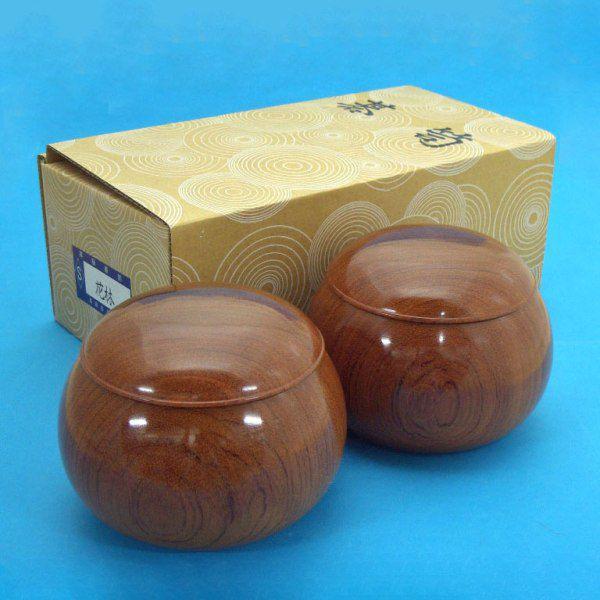 天然木の木目の美しさや、手触りなど機械造りにはない手作りの良さを実感して下さい。囲碁を楽しむ方へのプレゼントにも最適です。