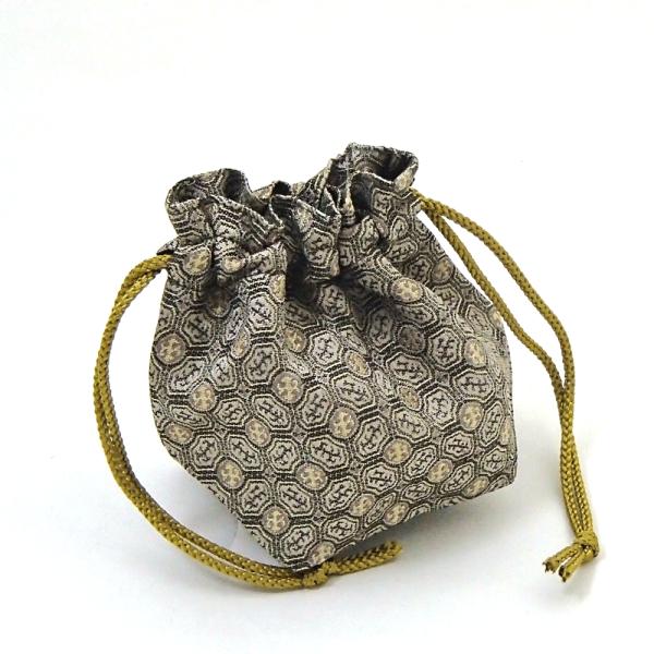 将棋用品　手作り駒袋　落ち着いた字模様　西陣織（裏打ち）　利休（りきゅう）渋い銀鼠色の地色手作りの豪華な西陣織の駒袋(裏打ち)です。裏は中表に丁寧な手仕事で縫製されています。きっと駒も喜ぶと思います！※裏生地の色は画像と変わる場合がございま...