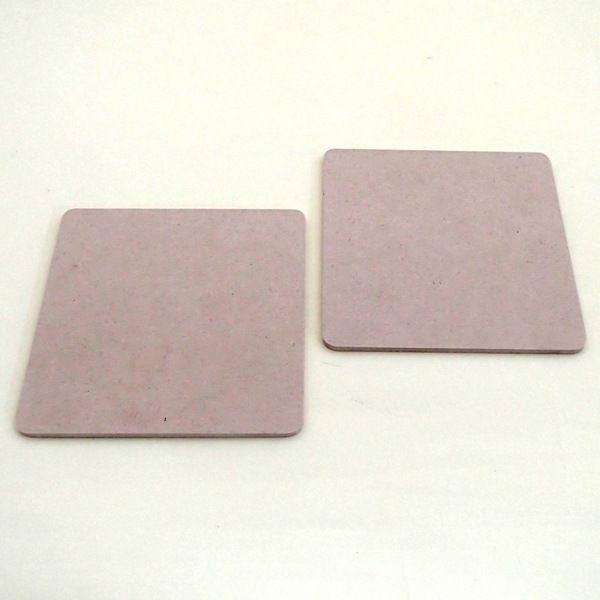 将棋盤と駒があれば将棋を指すことは出来ますが将棋の気分を味わうには駒台もセットに組み込むと本格的になります。材質はMDF材。粉砕した木材を圧縮した合成木材です。通常の合板と異なり手に棘が刺さるようなことはありません。サイズ：約12×12cm...