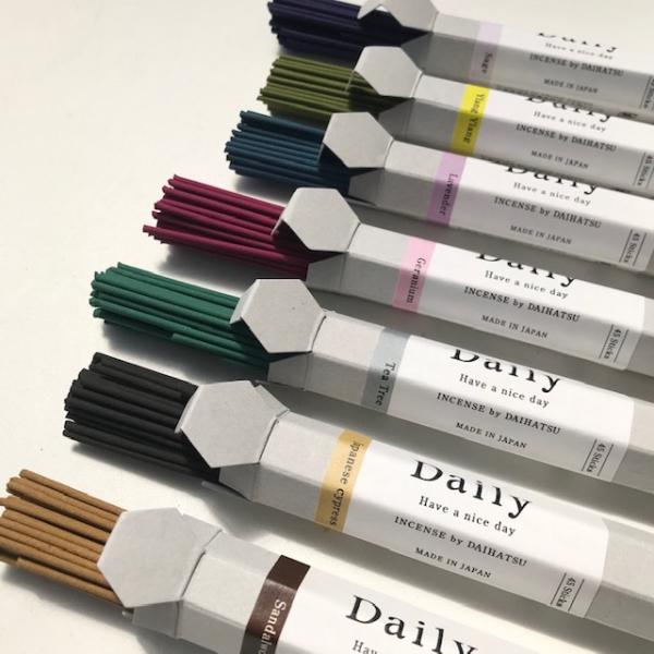 昔から作られているお香が、毎日使いたい香りと、使いやすいサイズでリデザインされました。毎日30分（1本13.5cm）、1か月は余裕ですごせます。お気に入りの香りをお楽しみください。写真上から＜セージ＞ヨモギに似た香りの清冽さが特徴です。＜イ...