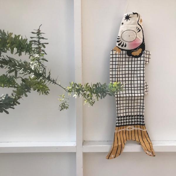 カラフルでポップな「こいのぼり」は、フランスではお部屋を飾るインテリアとして、またお子さまが“すくすく育つ”というシンボルとして一年中親しまれています。日本の伝統的なこいのぼりも素敵ですが、フランスのエスプリの効いたこいのぼりは、現代の日本...