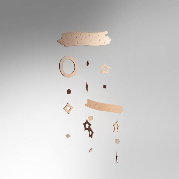 あたたかみのある天然木のパーツを使ったモビールは、シンプルなデザインなので、お部屋のインテリアとして一年中お使いいただけます。天の川をイメージしたパーツ大小と、お月さまが一つ、お星さまが大小7個ずつのセットです。お部屋の中に、キラキラお星さ...