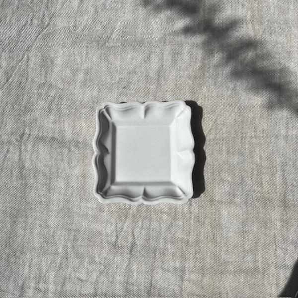 オフホワイトのマットな質感と、やわらかな曲線が美しく、１枚でも特別な存在感が生まれます。スクエア豆皿は美しいリムのデザインとスクエアの形が特徴の器です。お料理だけでなく、小さなお菓子や、アクセサリー入れに使用しても可愛いと思います。ラッピン...