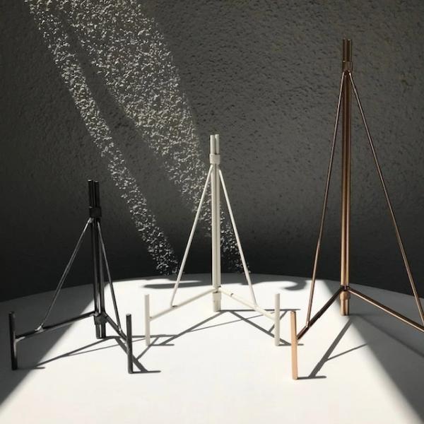 シンプルなマルチスタンドLサイズです。折りたたみ式なので使わない時は場所をとらずに収納できます。180度まで開くことができます。厚さ2.5センチ以内のものを飾っていただけます。25~30センチのお皿に最適サイズです。A4サイズのフォトフレー...