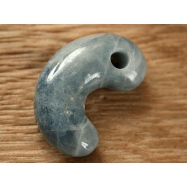 糸魚川青翡翠勾玉 M08653 陽春 作 33mm*20.5mm*11mm 糸魚川産 青 糸魚川青翡翠勾玉 M08653 陽春 作 33mm*20.5mm*11mm 糸魚川産 青