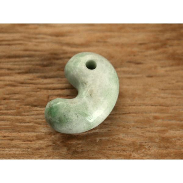 糸魚川翡翠勾玉 M09500 日本ヒスイ鉱業 制作 21mm*14mm*8mm 糸魚川産