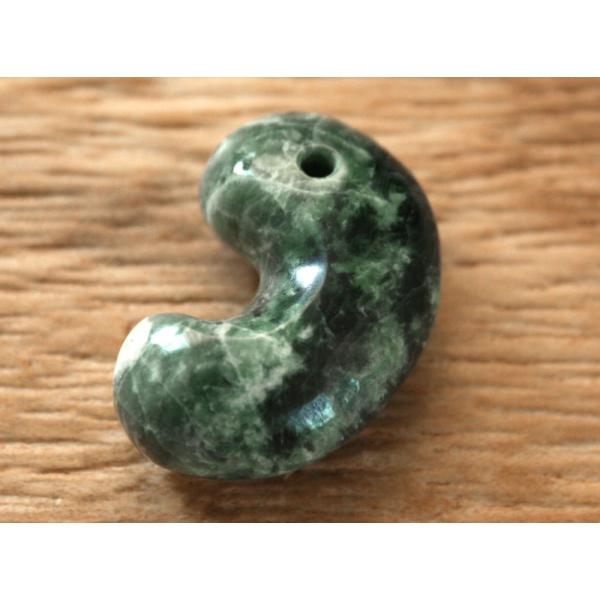糸魚川翡翠勾玉♦　訳あり 糸魚川翡翠勾玉 M09705 日本ヒスイ鉱業 制作 28mm*18mm*11mm 糸魚川産