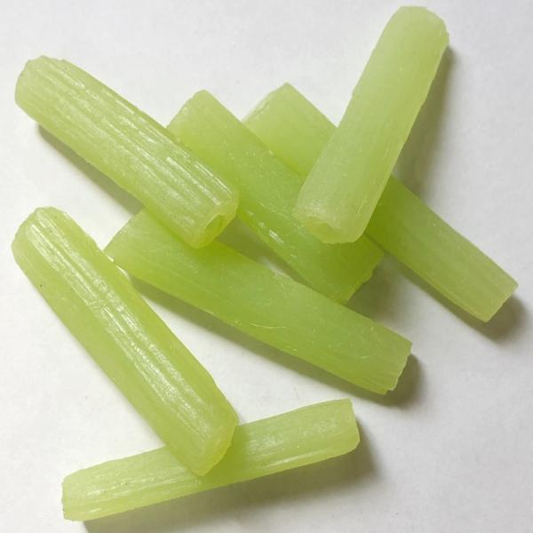 ■サイズ: 幅1.3cm×奥行き5cm×高さ1cm程度※食品サンプル職人が1つ1つハンドメイドで制作しておりますため、塗装および個々の形状に多少のばらつきがある場合がございますが、ご容赦ください。■素材：塩化ビニル樹脂■カットしたフキの食品...