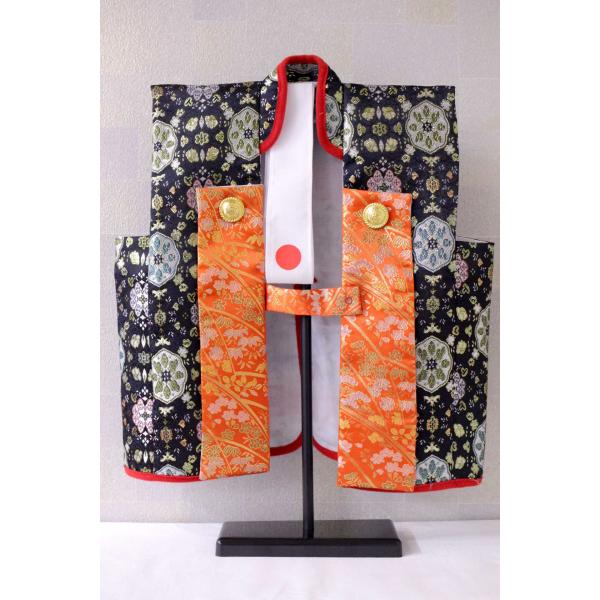 サイズ：着丈41cm　身幅38cm男の子用の陣羽織になります。お生まれになったばかりの際には大きいサイズかもしれませんが初節句の御祝など、みなさんのお集まりのときにお洋服の上からでも合わせて着ていただいてとてもかわいらしいですよ。3歳ぐらい...