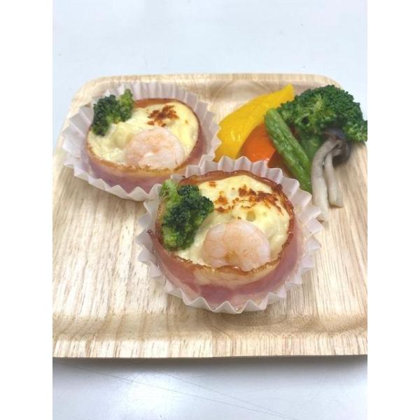 濃厚クリームソースをベーコンで包み、海老をトッピングしました。カップに入ってあるのでお弁当にもぴったり！冷凍でのお届けとなりますのでトースターで約2分焼いてお召し上がり下さい。海老クリームグラタン　15個入サイズ：個/約φ50×30mm　約...
