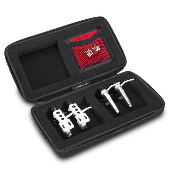 ★UDG CreatorシリーズのDJカートリッジ用ハードケース★DJ用レコードプレーヤーに使用するカートリッジの運搬に適したケースです。スポンジを少々圧縮させたような感じの耐久性とクッション性を兼ね備えたEVA（硬質ウレタン） という素材...