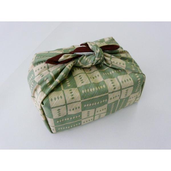 ご覧いただきありがとうございます。大きすぎず小さすぎない小風呂敷はランチクロスのほかにもブックカバーやティッシュボックスのカバーなど様々な用途でご活用いただけます。ちょっとしたギフトにも◎【サイズ】　約５０ｃｍ×約５０ｃｍ【素材】　綿１００...