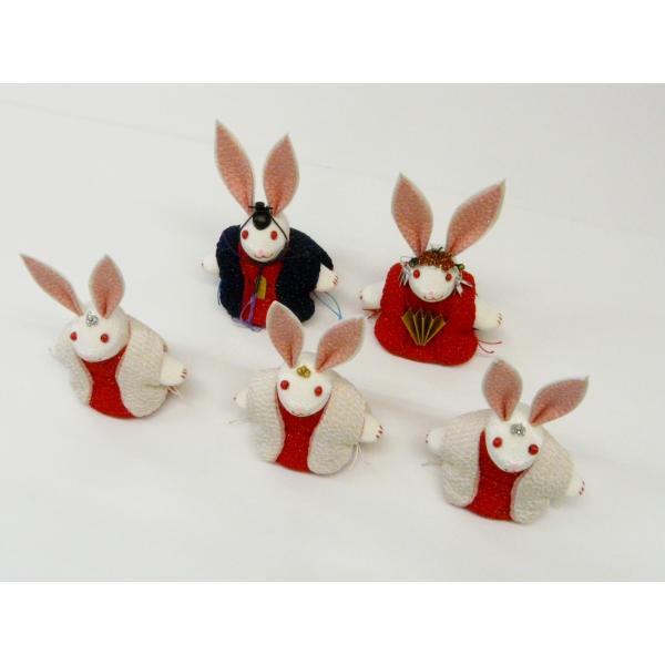 ご覧頂きありがとうございます。飾る場所を選ばないコンパクトタイプ。玄関などちょっとしたスペースに【サイズ】　ひな飾り(一個)：高さ 約11ｃｍ　幅 約7ｃｍ　奥行 約4.5ｃｍ　（床置き採寸のため若干の誤差はご容赦下さいませ）【素材】　ちり...