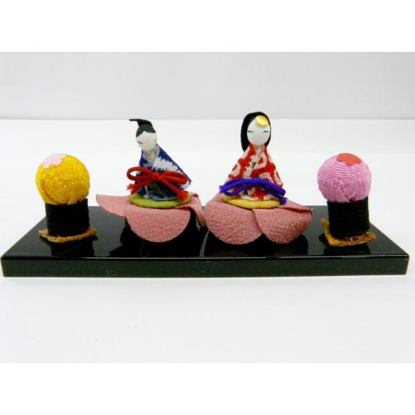 ご覧頂きありがとうございます。飾る場所を選ばないコンパクトタイプ。玄関などちょっとしたスペースに【サイズ】　台：縦 約4.5ｃｍ　横 約12ｃｍ　高さ 約0.5ｃｍ　ひな飾り(１個)：高さ 約4.5ｃｍ　幅 約4ｃｍ　奥行 約4ｃｍ　（床置...