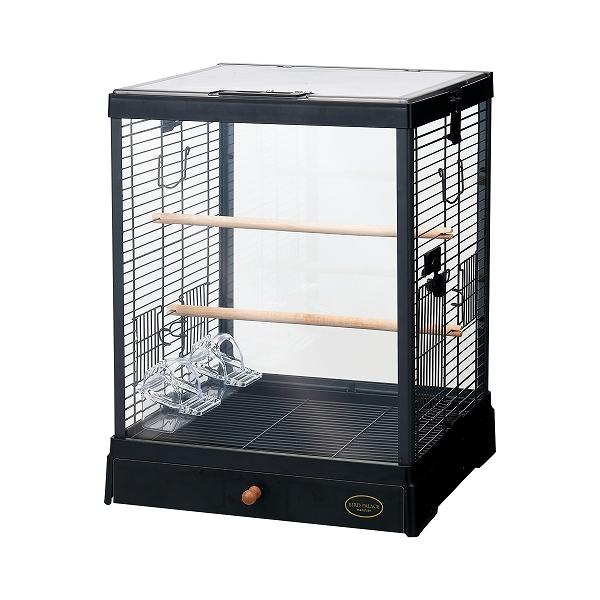 強化ガラスを使用した正面・背面パネルで見通しがよい鳥用ケージです。本体サイズ(mm)    W405xD435xH515セット内容 本体、とまり木３本（内、天面用１本）、エサ入れ、水入れ