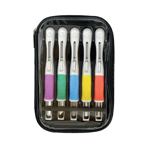 刃に触れずに出し入れできるスライド式安全カバー付き！刃は特殊加工ステンレス製なのでサビにくい。●セット内容／平刀、切り出し刀、三角刀、丸刀大、丸刀小●サイズ／250×180×30mm●材質／刃：ステンレス