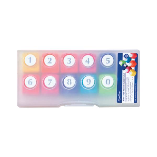 アルファベットや数字のクラフトパンチ小のセットです。●内容／0 〜 9の10個セット●サイズ／W168×D78×H39mm●適正用紙厚／コピー用紙2枚程度