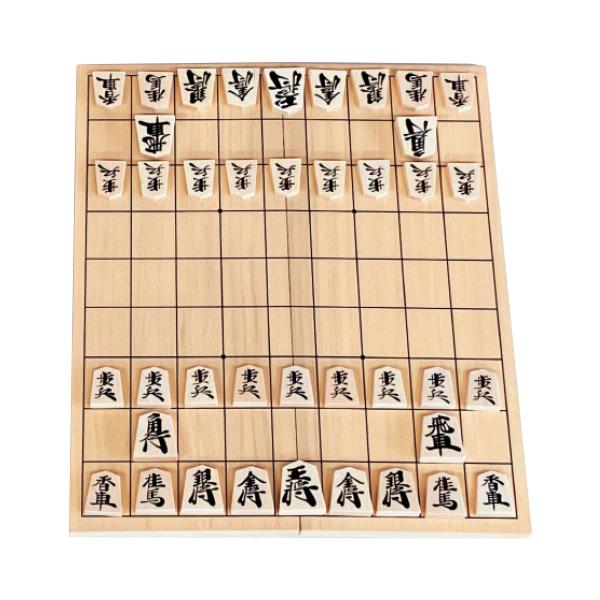 将棋盤、駒共に木製のお手頃なセット。初心者の方でも本格的な将棋を楽しめます。 ●内容／将棋盤、駒 ●サイズ／パッケージ：W132×D378×H34mm ●重量／725g ●材質／盤：柳材、駒：樺材