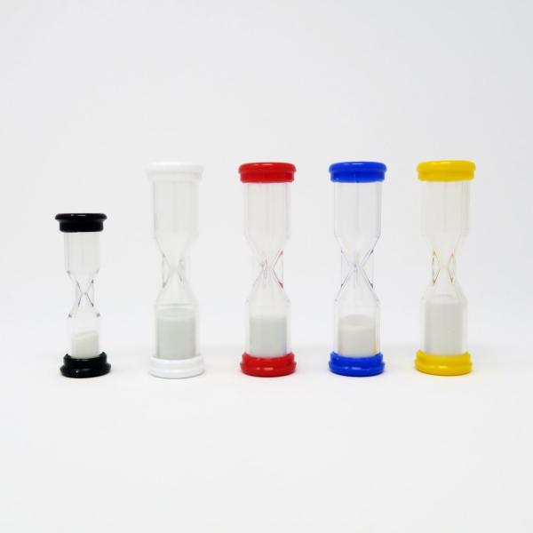 ゲームや遊び、学習にも、様々な場面で使える砂時計。実用的なプラスチック製で、小さなお子様にも使いやすい設計です。本体の色によって、計測できる時間が異なります。黒：30秒白：1分赤：90秒青：2分黄：3分サイズ：（黒/30秒）直径2.5cm×...