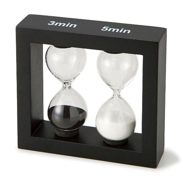 3分計と5分計のガラス砂時計が黒い木枠におさまったシンプルな砂時計。高さは約10.5cmで卓上に置いて邪魔にならないサイズの砂時計です。砂の色は黒が3分計で、白が5分計です。黒枠でモノトーンなので、シックな印象を与える砂時計です。上下の面に...