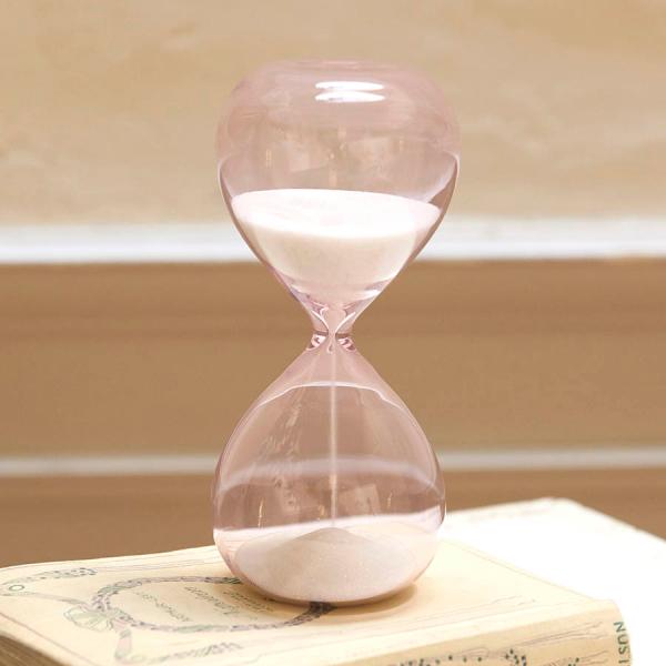 ガラスと砂だけで構成されたシンプルな砂時計です。汎用性の高い5分計の砂時計です。砂の色は白色ですが、5分計砂時計はピンク色をした色付きガラスの優美な砂時計です。※3分計の各色と5分計パープルの取扱はございません砂時計は時の流れを砂の流れとと...