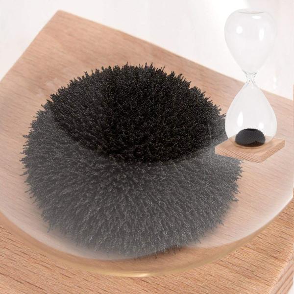 一見、何の変哲もないガラスのシンプルな砂時計。砂時計を逆さまにすると砂が落ちますが、その落ちた砂がユニークなカタチになる砂時計。かき氷を削ると最初は粗めの結晶のような形から、積み上げていくと角がとれていきますが、同じような変化をします。線香...