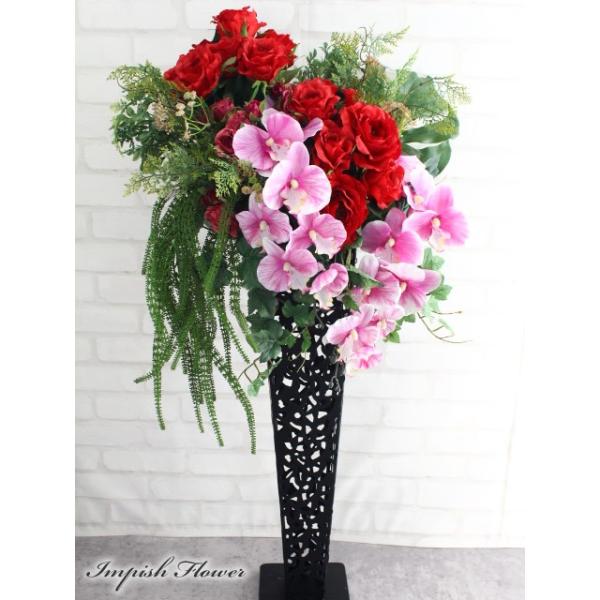 アーティフィシャルフラワー 造花 使用■サイズ:幅:58 奥行:35 高さ:104(cm) ■主な使用造花：バラ・胡蝶蘭高級造花を使用したアレンジメントです。インテリアとしてはもちろん贈り物としてもおすすめです。用途例：誕生日、結婚祝い、記...