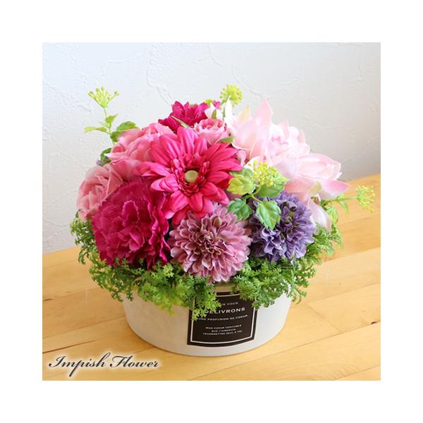 アーティフィシャルフラワー（造花）使用■サイズ:W:20 D:20 H:15 (cm) W=（幅）　Ｄ=（奥行き）　H=（高さ）■主な使用造花：バラ・ダリア・マムインテリアとしてはもちろん御祝い用にもぴったりの豪華な高級造花を使ったデザイン...