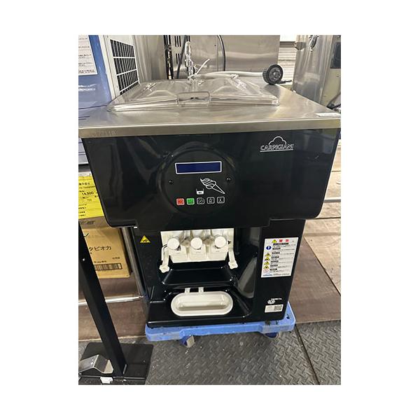 商品名：ソフトクリームフリーザー カルピジャーニー 寸法：W547×D802×H970 メーカー：FMI(エフエムアイ) 型式：193GSPN 年式：2021年製 電源：三相200V 50/60Hz共用 ガス種：- 付属品：写真の通り 説明...