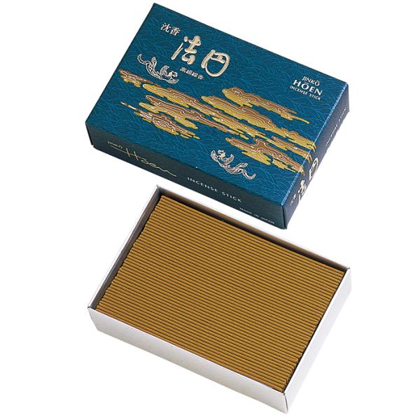 ベトナムで産出する「沈水香木」を用いて創られた逸品です。従来にはないすがやかで素直な薫りがひときわ引き立ち、心をなごませます。火が消えた後にも、十分に吟味された残り香が広がるのも大きな特徴の一つです。約150g 138mm紙箱入 バラ詰