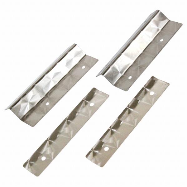 トラックの必需品！泥除け巻き込み防止ステー！走行時における泥除けのバタ付きを抑えつつ、装飾効果も兼ねたステンレス板で車両後方イメージをガラリとチェンジ！●機能性プラス、ドレスアップ効果も抜群です。●高品質なSUS304素材でサビに強く、耐久...