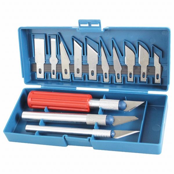 13枚の様々な形状の刃先が付属しており、用途に合わせて使い分けが可能なクラフトナイフセットです。アートワークや切り絵などの繊細な切り抜き作業に最適です。使用シーンに応じて、先端を付け替えする事が可能です。付属の収納ケースには磁石が付いており...