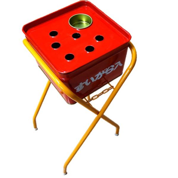 ●屋外や現場で使用する灰皿と、スタンドのセットです。●屋外喫煙所に最適です。水タンク付きでしっかりと消火することが可能です。【サイズ】●幅X奥行きX高さ(cm)：約37X31X67※【ご注意】※この製品は素材が鉄です。品質管理には十分注意を...