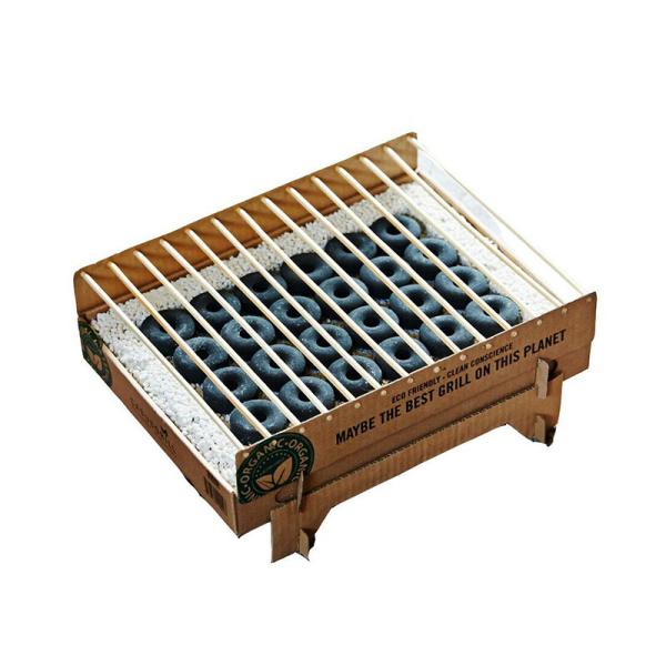 木とダンボールでできたコンパクトな、土に還るサスティナブルなBBQグリル "クラフトグリル"着火から5分！炭を使った本格グリルが楽しめます。ダンボールでできているけど燃えないの？大丈夫、安心してお使いいただけます。燃料の竹炭は、火山石のベー...