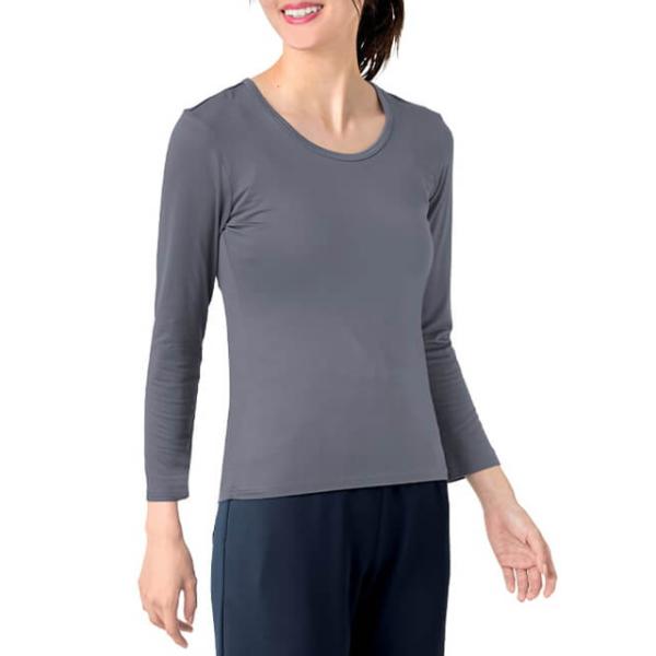 しっとり柔らか質感の着るスキンケア！肌ざわりよく、のびやかなカットソーにホホバオイル加工。乾燥しやすい肌にしっとりやさしく潤いをチャージします。後ろ丈長めで背中が出にくい安心設計。【ストレッチ】【商品詳細】●素材／ポリエステル90％、ポリウ...