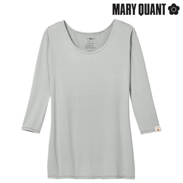 左袖口にブランドの織ネームをあしらったスクラブインナー優れたストレッチ性に加え、ツバキオイル加工で柔らかく肌に優しい仕上がりです。さらにUVカット機能付きで、洗濯表示はチクチクしないように背当て部分にプリントされています。【アンファミエオリ...