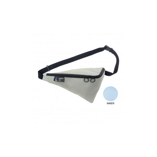 アシンメトリーな三角フォルムとベーシックカラーで、ユニセックスにお使いいただけるボディバッグです。斜めに掛けるベーシックな持ち方はもちろん、ウエストポーチにもなるので、コーディネートに合わせて様々な使い方ができます。メインポケットはダブルフ...