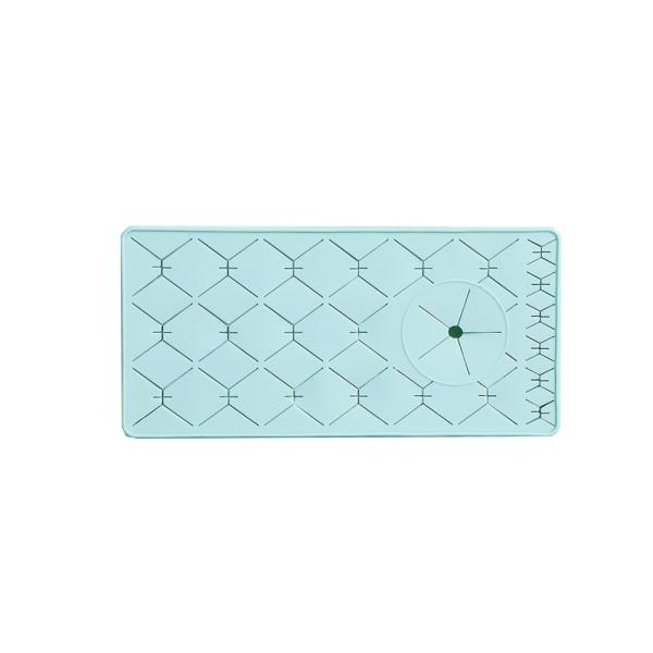 リップ・マスカラなどなど、化粧品はスティックタイプが多く使いやすく収納するのが意外と大変、、、そんな時にこのコスメティックスオーガナイザーがあればサクサク収納！整理でき使いやすさも抜群に！シリコン製の本体に大小様々な穴があるので好きな場所に...