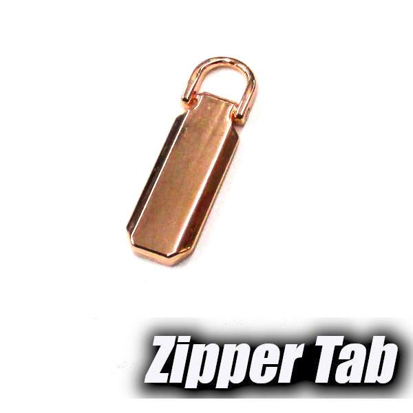 メッキゴールドカラーです合金製のジッパータブですウェアやバッグのファスナー部分のプルタブ交換、修理に交換方法（画像も参照ください）1.フック部分とプル部分を外した状態で納品いたします2.フック部分を突起にひっかけて横から押さえてください。フ...