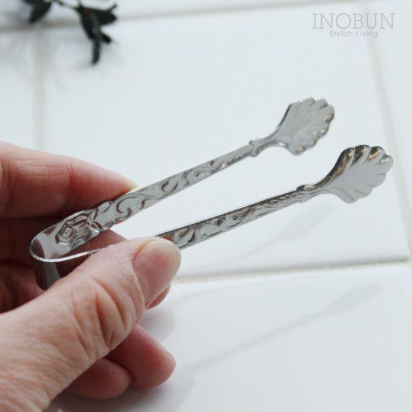 ●【あすつく】をご希望のお客様へ●お届け指定日で【あすつく】をお選び下さい。ただし、12時までの受付となります。持ち手の部分に薔薇モチーフの細工がほどこされたアンティークな雰囲気のシュガートング。ステンレスの輝きが美しく、シュガーポットに添...