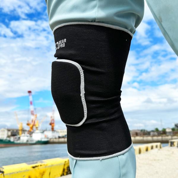 ソフトタイプのニ―パッドです。柔らかい素材なのでつけやすく、膝も曲げやすくなっています。膝をつく部分は厚めの仕様です。片足分の1枚から購入できます。山口県で地域のインフラを支える井上建設が、実際に現場で使用しています。＜キーワード＞軽作業 ...