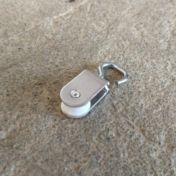 箱罠の蹴り糸を仕掛ける際に、必要に応じて使用する滑車です。他にも、カスタマイズされたくくり罠のワイヤーに利用される方もいらっしゃいます。※レターパックまたは佐川急便にて発送いたします。※蹴り糸は付属しておりません。滑車単体での販売になります。
