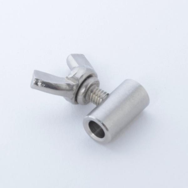 足くくり罠に必ず必要な止めねじ（蝶ねじ）です。ワイヤロープΦ４ｍｍ用です。材質はステンレス（SUS）です。【用途その１】くくり罠が過剰に締まることを防止（法規で必ず取り付けることが定められています）【用途その２】ワイヤー止め（ズレ、抜け防止...