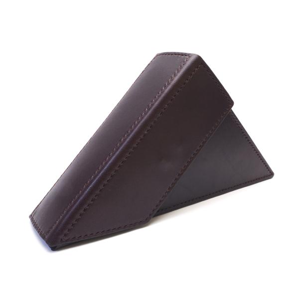 色：濃茶目安サイズ：約１７ｃｍ×２４ｃｍ×５.５ｃｍ磁石留めベルト通し幅：約５ｃｍ重さ：約２０５ｇ素材：国産レザー日本人革職人cunabulaによる高品質素材を使った「手縫いによる」国内製造品となります。「志賀三角紙特大型」まで入ります。「...