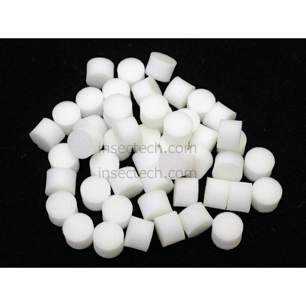 【クリックポスト発送対象商品】1回のご注文につき、お一人様4個まで入れ物は入荷時により異なります主にリサイクルケースを使用展翅用丸ペフ大きさ：直径約8.7×高さ約6.7mm約50個入り展翅の際に丸ペフ中心に玉針を刺して、展翅テープの上から展...