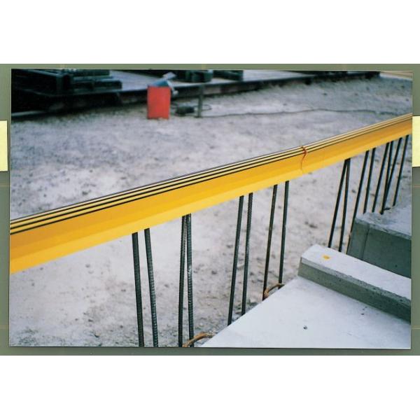 現場の鉄筋むき出しによる殺傷防止カバー。●ベース部は硬質で丈夫に軟質を付けた衝撃緩和型。●Ｈ鋼フランジ部にも使用でき、トラ模様で目立ちます。●高さが100ｍｍあり、安定感抜群●バネ効果アップ